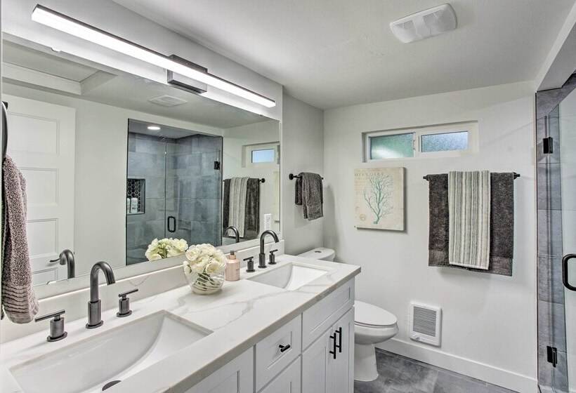 Tacoma Dash Point Beach Cabin W/ Balcony!