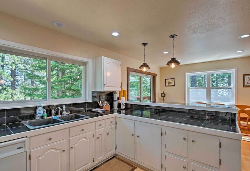 Tahoe Donner Escape: Under 15 Mi To 6 Ski Resorts!