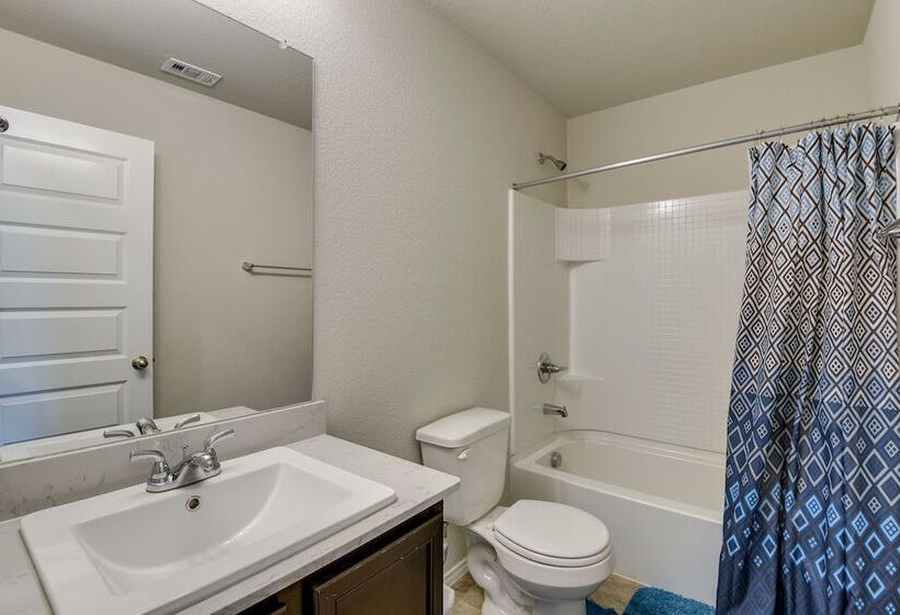 Texas Retreat W/ Patio Near Kayaking & Golfing!