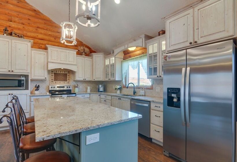 The Cliffrose Cabin    Hike, Relax, Explore!