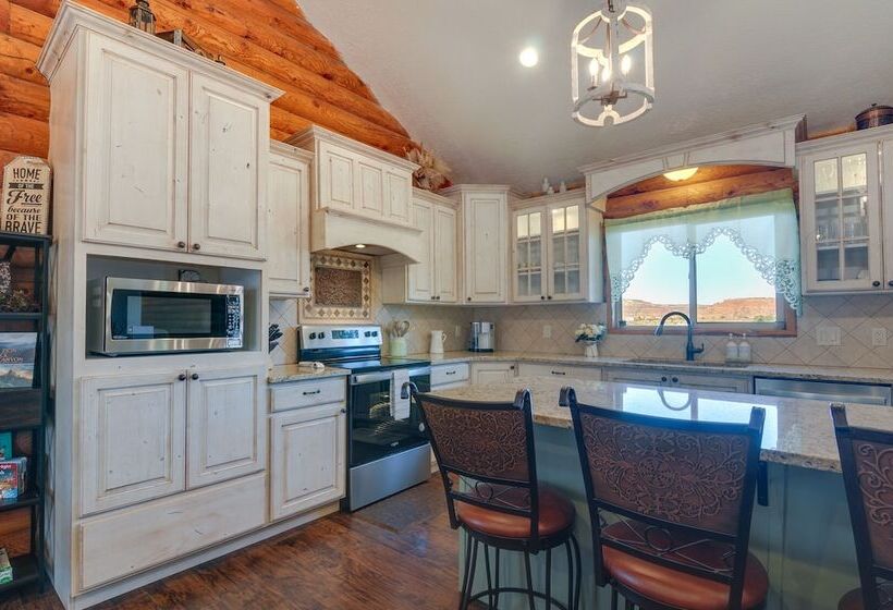 The Cliffrose Cabin    Hike, Relax, Explore!