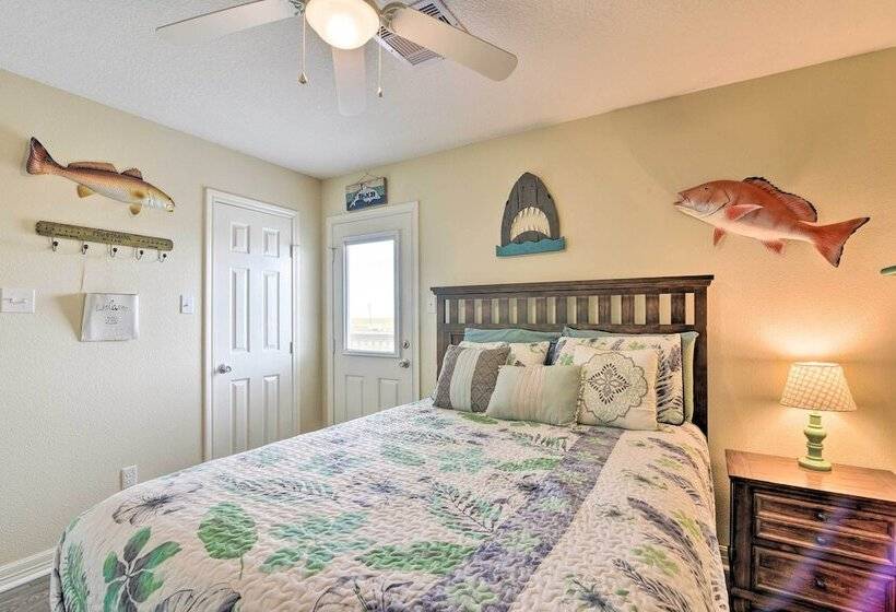 Private Beach Access: Coastal Freeport Home!