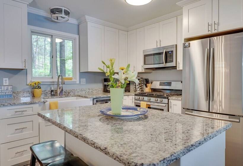 Traverse City Retreat W/ Deck & Lake Access