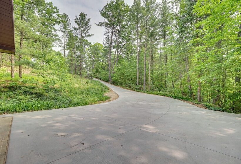 Traverse City Retreat W/ Deck & Lake Access