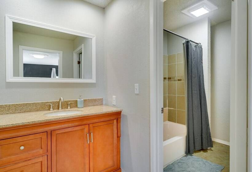 Updated Buffalo Springs House On The Lake!