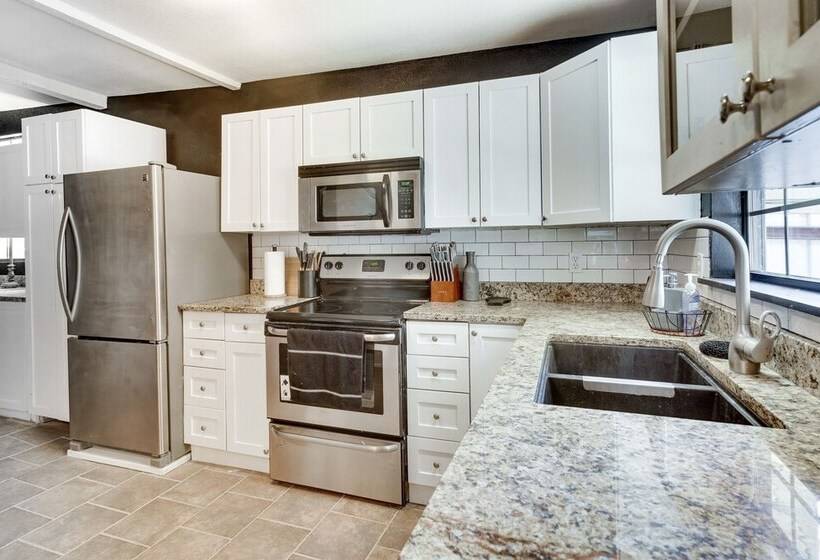 Updated Buffalo Springs House On The Lake!