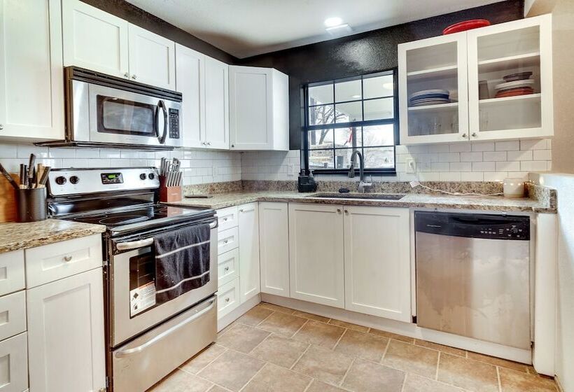 Updated Buffalo Springs House On The Lake!