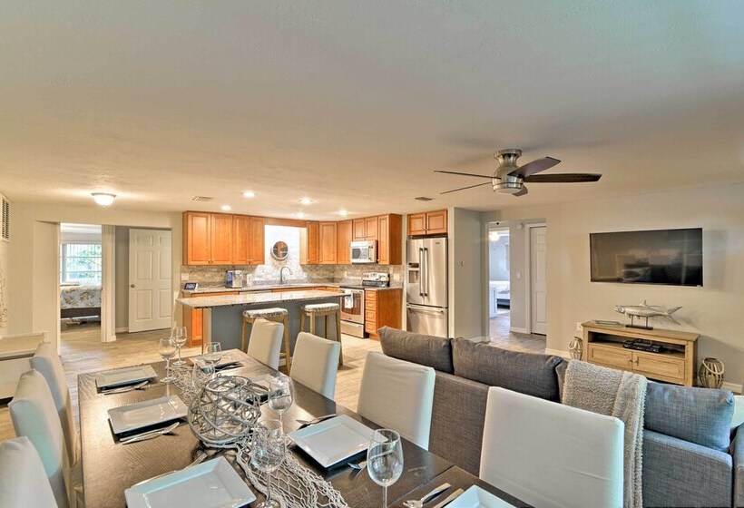 Updated Rustic Yankeetown Home W/ Lanai & Dock