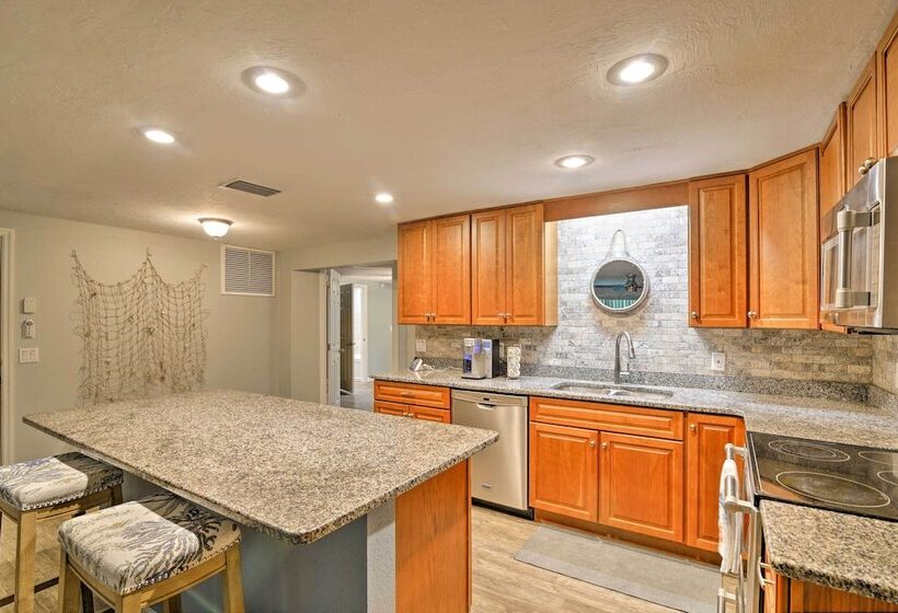 Updated Rustic Yankeetown Home W/ Lanai & Dock