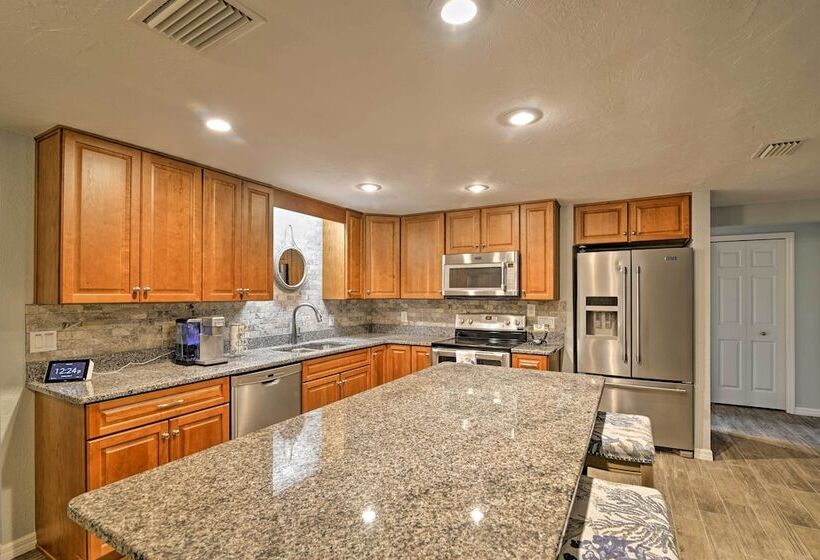 Updated Rustic Yankeetown Home W/ Lanai & Dock