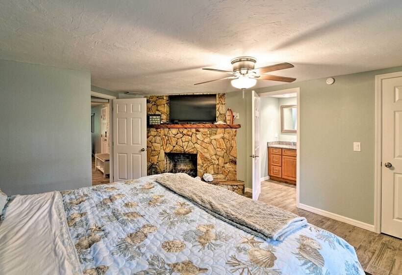 Updated Rustic Yankeetown Home W/ Lanai & Dock