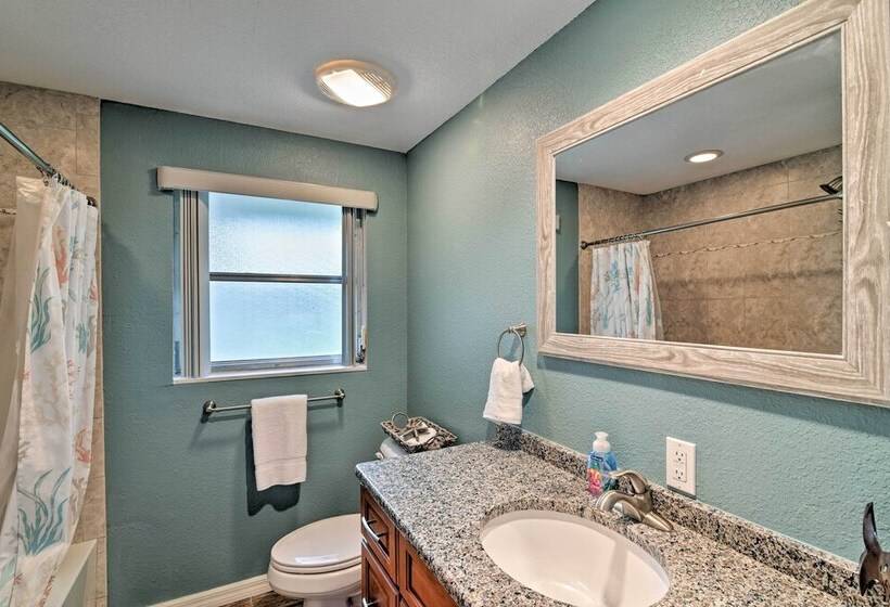 Updated Rustic Yankeetown Home W/ Lanai & Dock