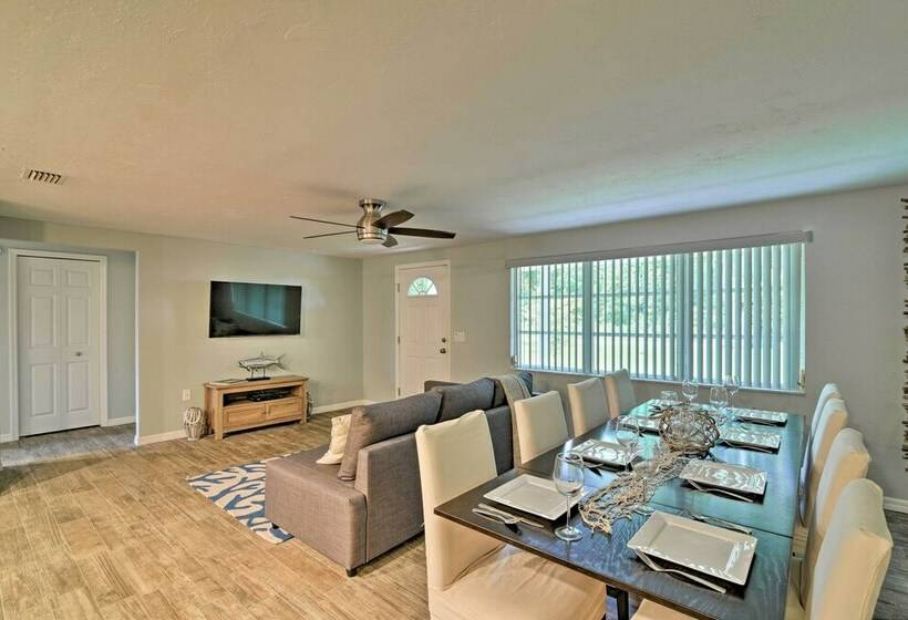 Updated Rustic Yankeetown Home W/ Lanai & Dock