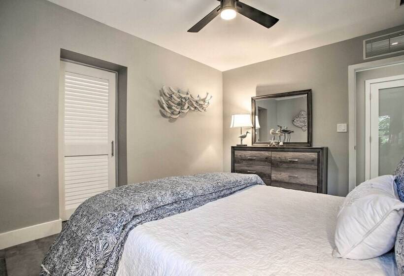 Upscale Home W/ Hot Tub: Walking Distance To Beach