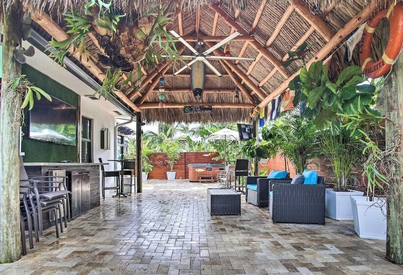 Upscale Home W/ Hot Tub: Walking Distance To Beach