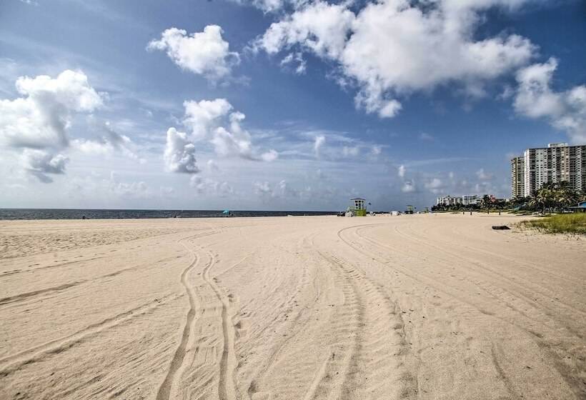 Upscale Home W/ Hot Tub: Walking Distance To Beach