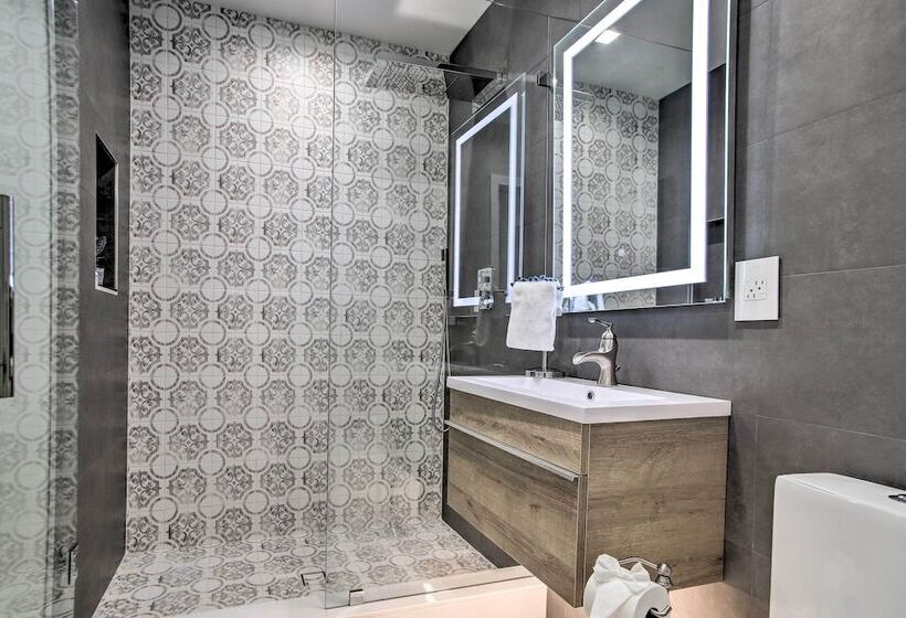 Upscale Home W/ Hot Tub: Walking Distance To Beach