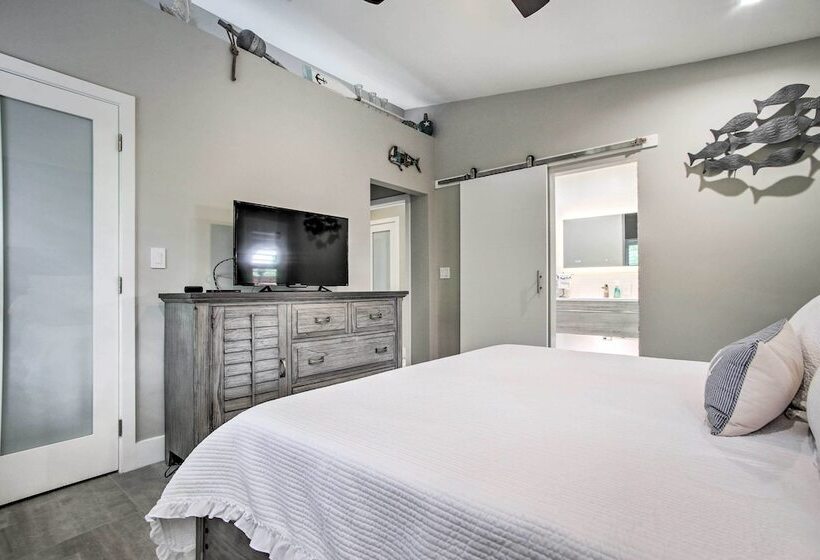 Upscale Home W/ Hot Tub: Walking Distance To Beach