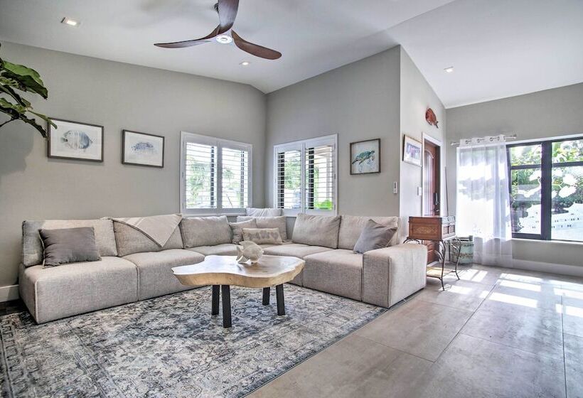 Upscale Home W/ Hot Tub: Walking Distance To Beach