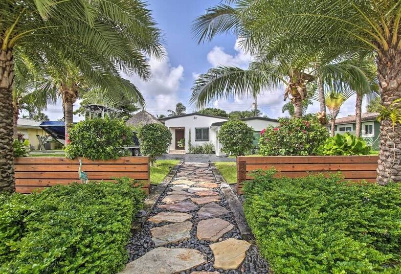 Upscale Home W/ Hot Tub: Walking Distance To Beach