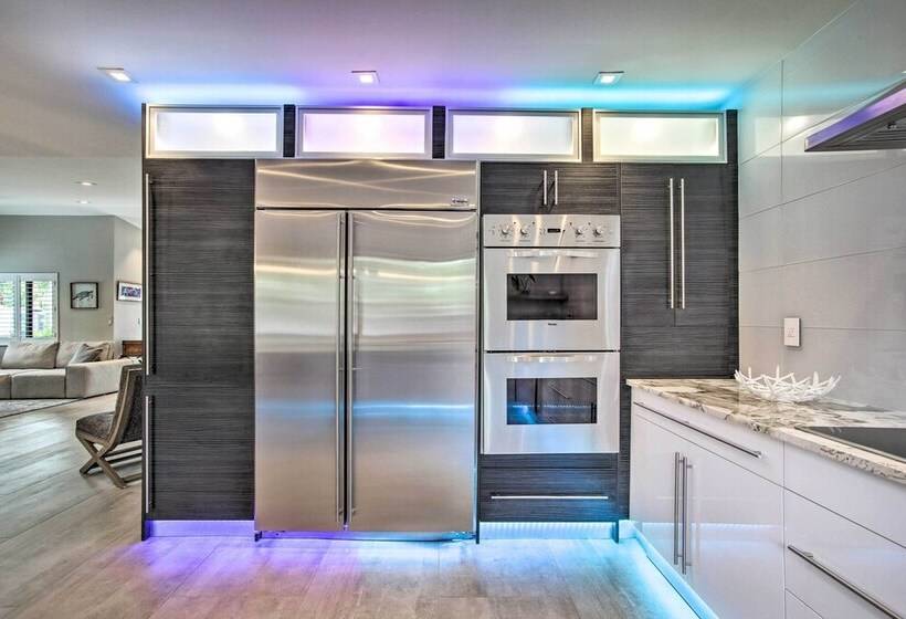 Upscale Home W/ Hot Tub: Walking Distance To Beach