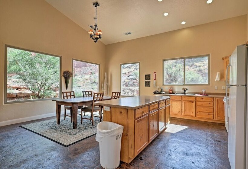 Kanabin  Near Zion Np: Luxe Home W/ Fire Pit!