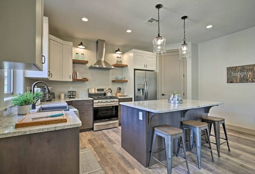 Kanabin  Near Zion Np: Luxe Home W/ Fire Pit!