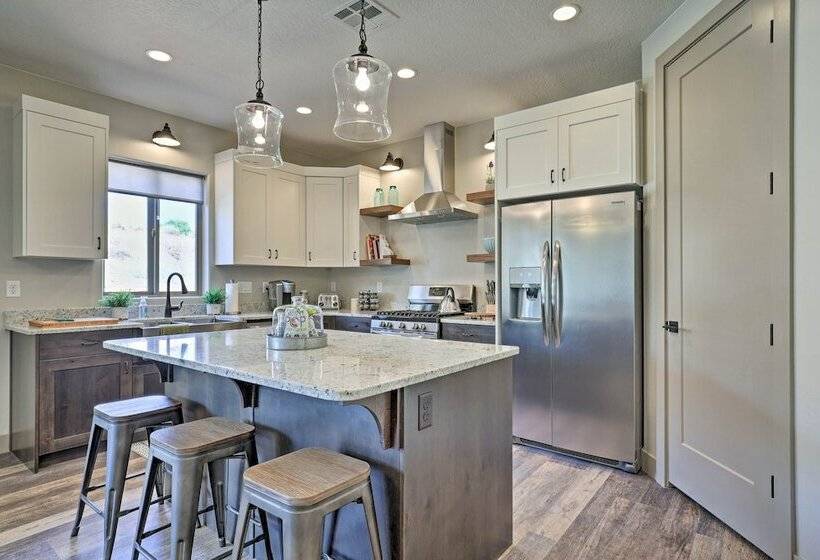 Kanabin  Near Zion Np: Luxe Home W/ Fire Pit!