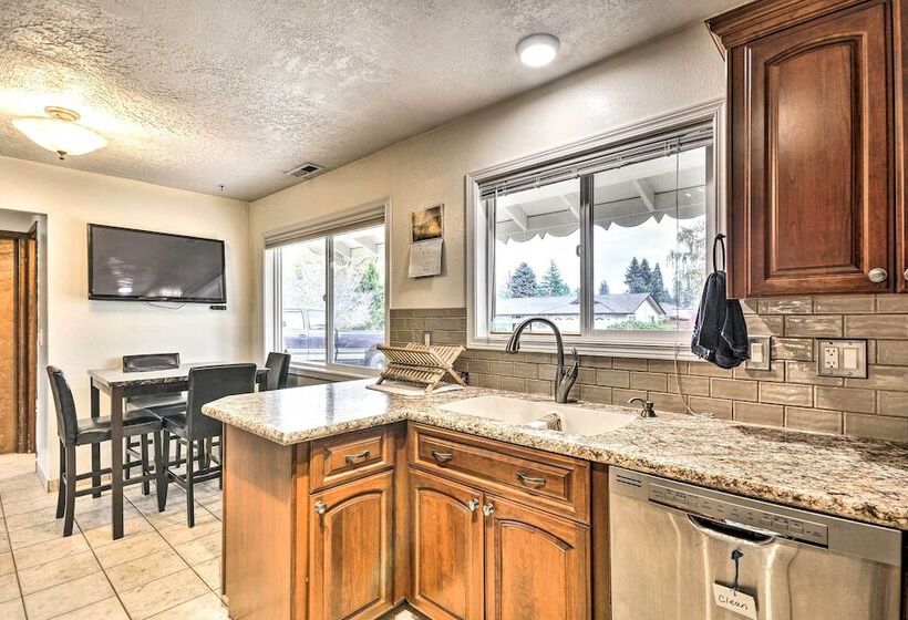 Vancouver Home W/ Hot Tub < 15 Mi To Portland!