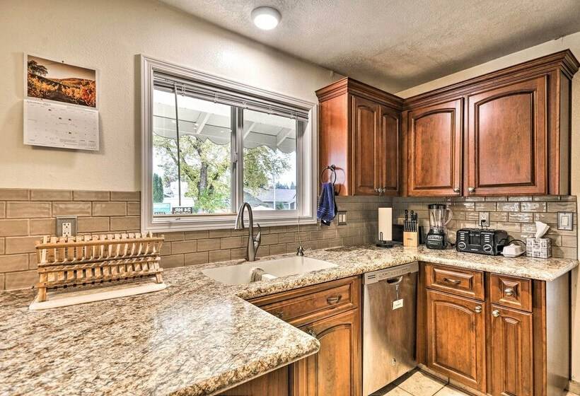 Vancouver Home W/ Hot Tub < 15 Mi To Portland!