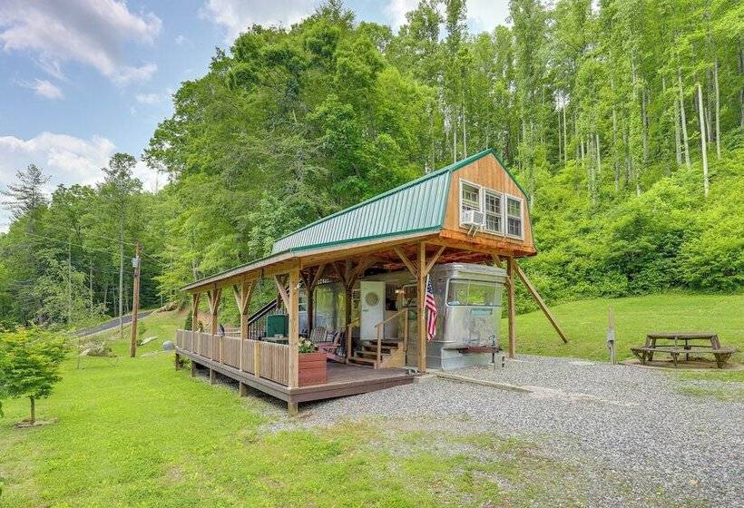 Unique Converted Trailer In Marshall: Pet Friendly