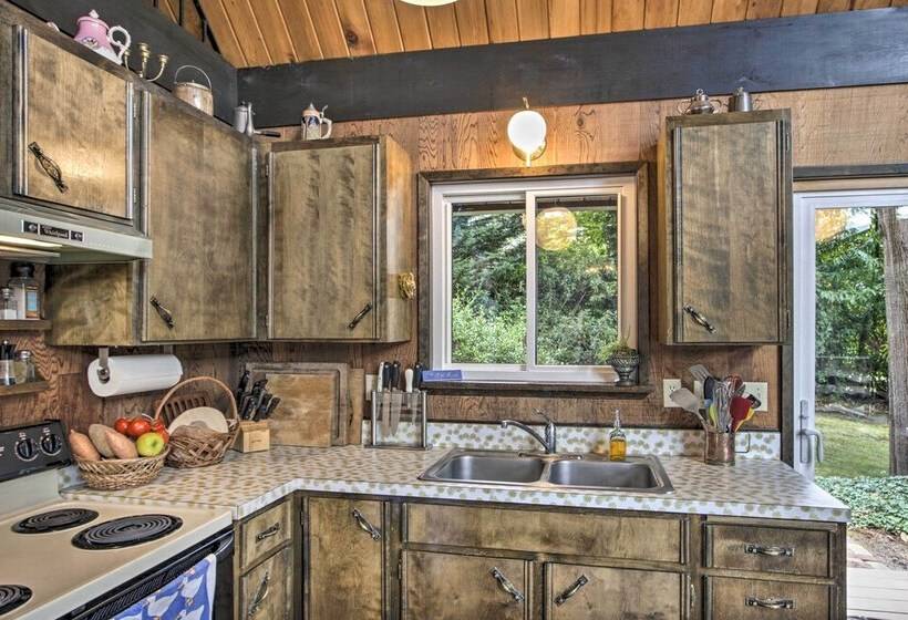 Waterfront Cabin W/ Fire Pit In Gig Harbor!