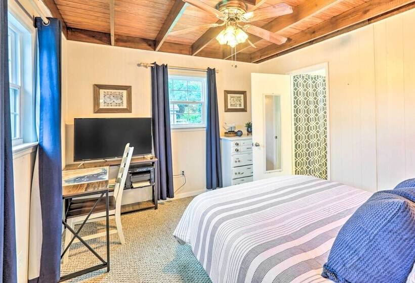 Waterfront Home: Spectacular On Site Fishing!