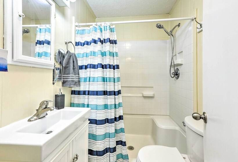 Waterfront Home: Spectacular On Site Fishing!