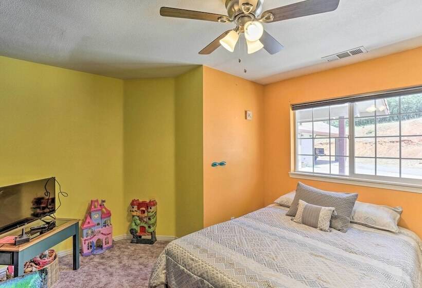 Weaverville Family Home: Mtn Views & Fire Pit