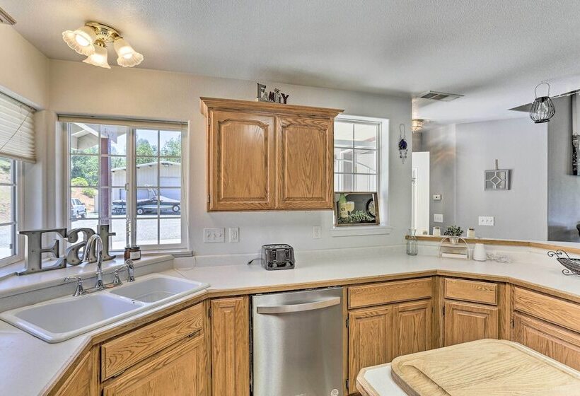 Weaverville Family Home: Mtn Views & Fire Pit