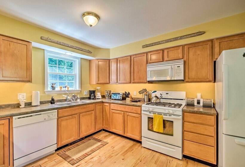 West Dover Home W/ Deck, Grill & Ev Outlet