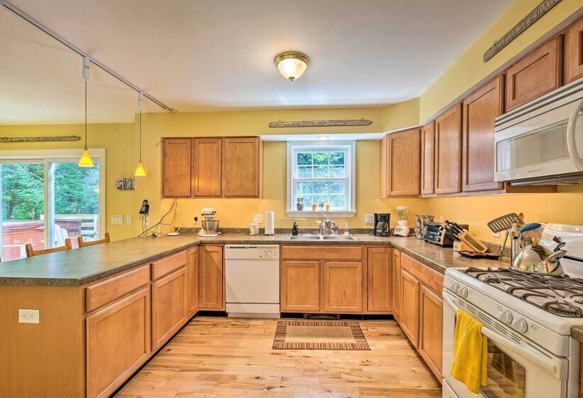 West Dover Home W/ Deck, Grill & Ev Outlet