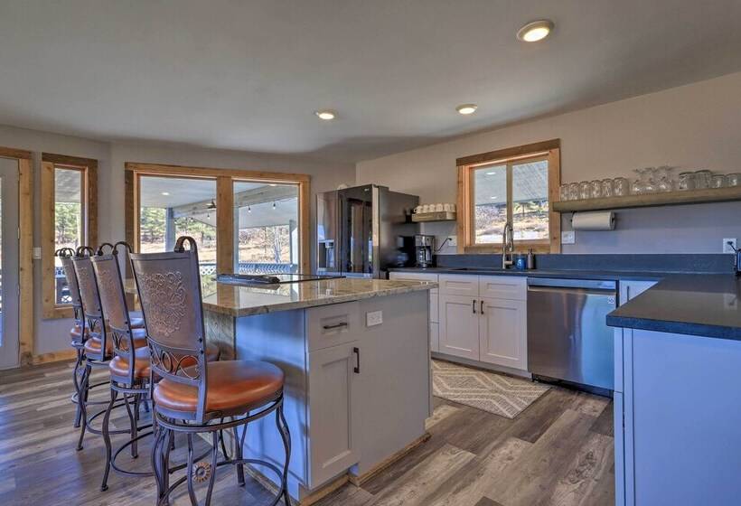 Western Skies Home W/ Hot Tub & Mtn Views!