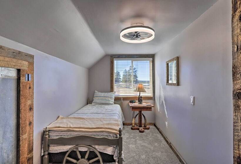 Western Skies Home W/ Hot Tub & Mtn Views!