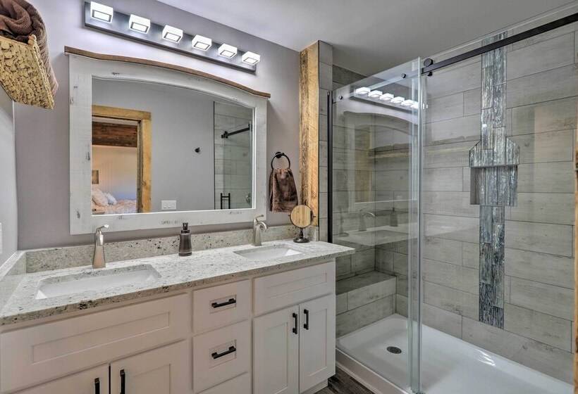 Western Skies Home W/ Hot Tub & Mtn Views!