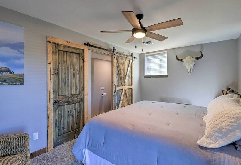 Western Skies Home W/ Hot Tub & Mtn Views!