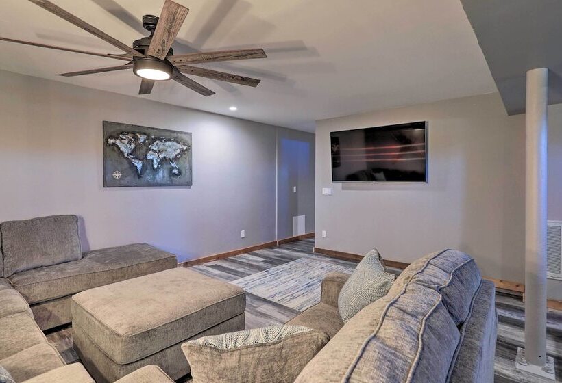 Western Skies Home W/ Hot Tub & Mtn Views!