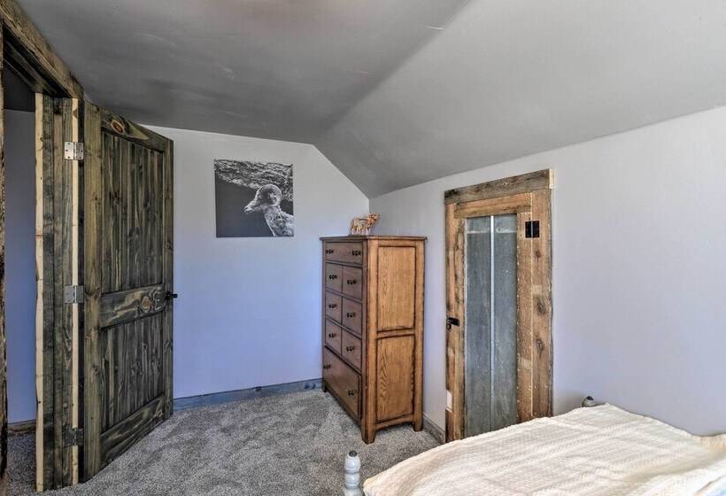 Western Skies Home W/ Hot Tub & Mtn Views!