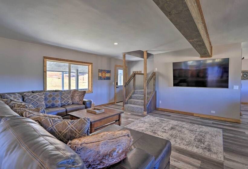 Western Skies Home W/ Hot Tub & Mtn Views!