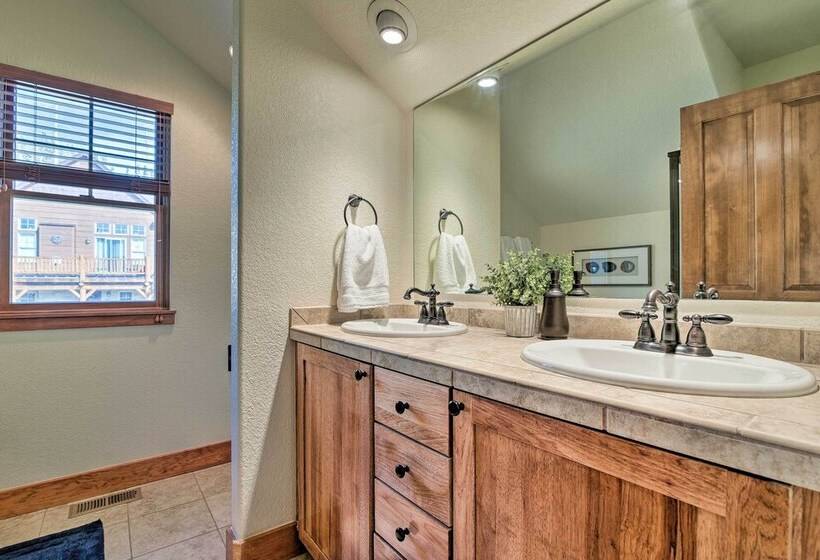 Winter Park Area Cabin, Hot Tub & Mountain Views!