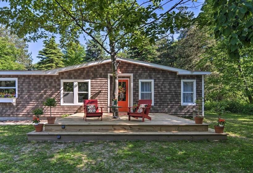 Woodland Retreat: Near Trails, Golf & Wineries!