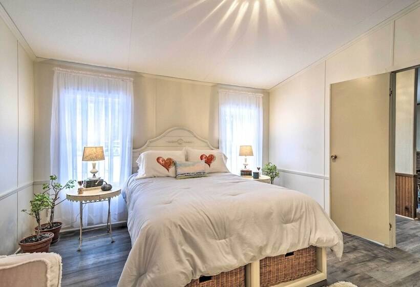 Woodland Retreat: Near Trails, Golf & Wineries!