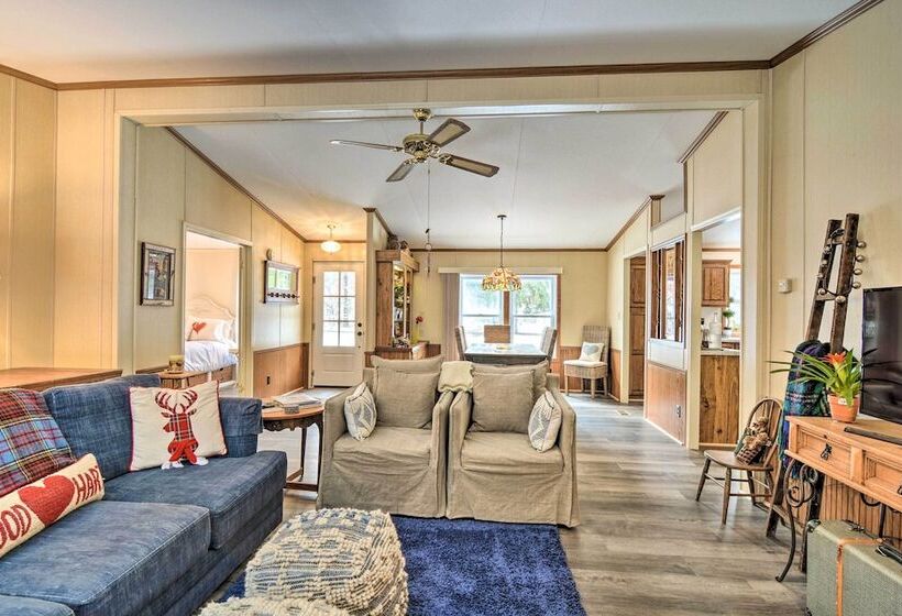 Woodland Retreat: Near Trails, Golf & Wineries!