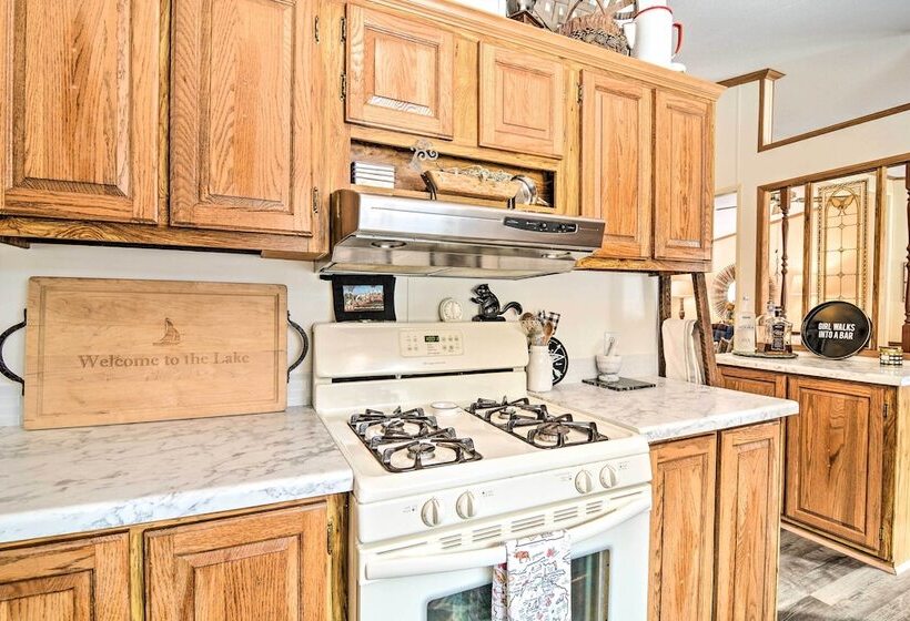 Woodland Retreat: Near Trails, Golf & Wineries!